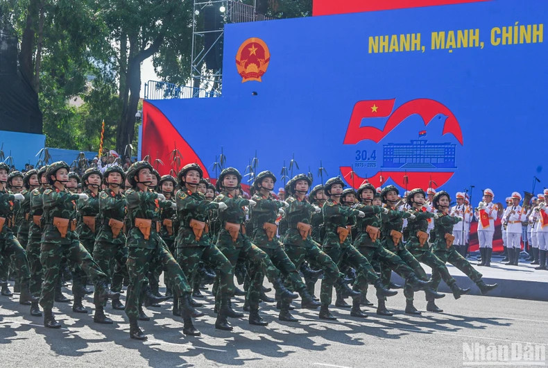 女性通信军官方队。