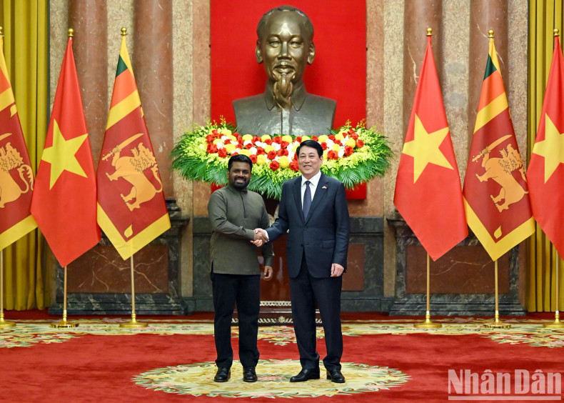 梁强主席和斯里兰卡总统阿努拉·库马拉·迪萨纳亚克握手。 梁强主席和斯里兰卡总统阿努拉·库马拉·迪萨纳亚克握手。