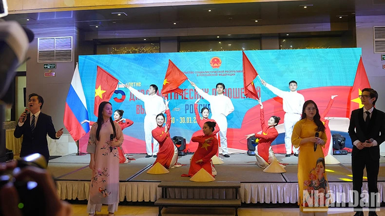 纪念活动中的一个艺术表演节目。 纪念活动中的一个艺术表演节目。