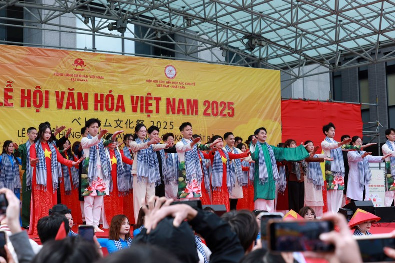 文化节开幕式上的表演节目。 文化节开幕式上的表演节目。