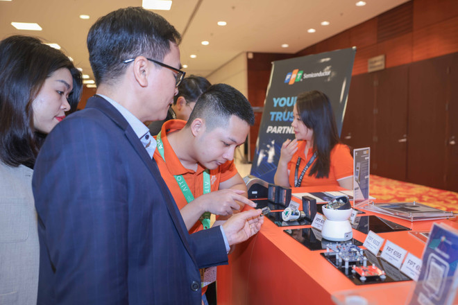 与会代表参观展会。(图片来源:越通社) 与会代表参观展会。(图片来源:越通社)
