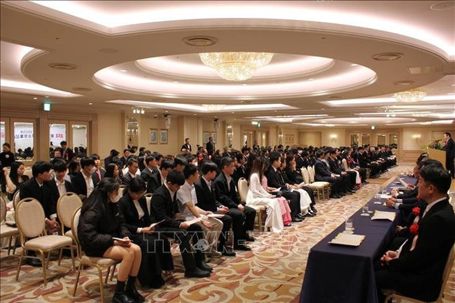 朝日新闻奖学金外国留学生毕业典礼。(图源:越通社) 朝日新闻奖学金外国留学生毕业典礼。(图源:越通社)