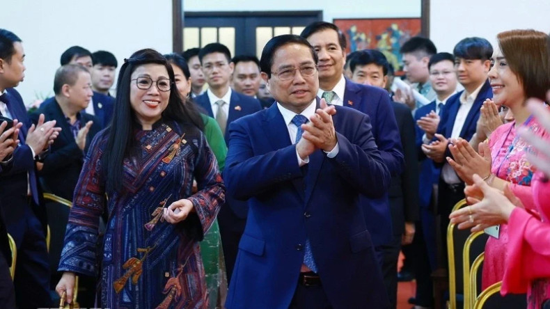 范明正总理和夫人会见越南驻马来西亚大使馆工作人员和旅马越南人社群代表。（图片来源：越通社）