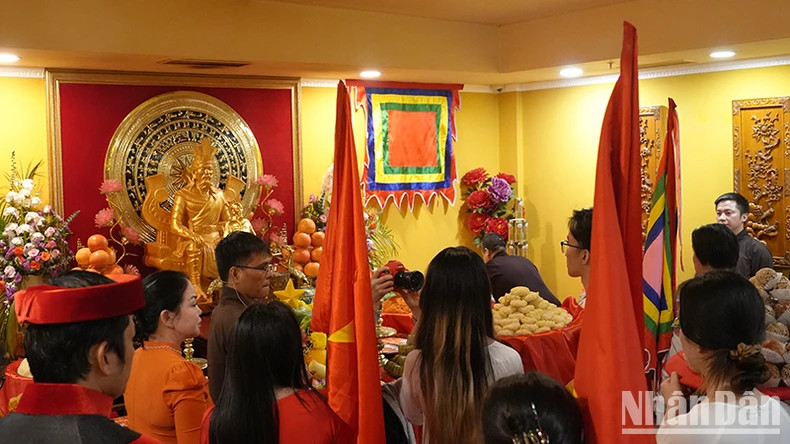 莫斯科市和周边省份的众多越南侨民参加雄王祭祖仪式。(春兴 摄) 莫斯科市和周边省份的众多越南侨民参加雄王祭祖仪式。(春兴 摄)