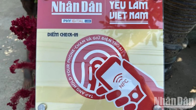 智能互动站在合适并便于观察的位置安装,游客可以使用智能手机访问“深爱越南”网址。 智能互动站在合适并便于观察的位置安装,游客可以使用智能手机访问“深爱越南”网址。