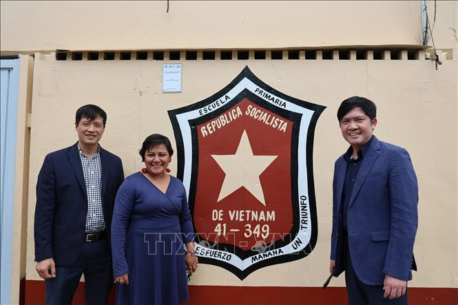 越南社会主义共和国小学校长马里索尔·诺拉斯科·纳赫拉与越南驻墨西哥大使馆代表合影。(图片来源:越通社) 越南社会主义共和国小学校长马里索尔·诺拉斯科·纳赫拉与越南驻墨西哥大使馆代表合影。(图片来源:越通社)