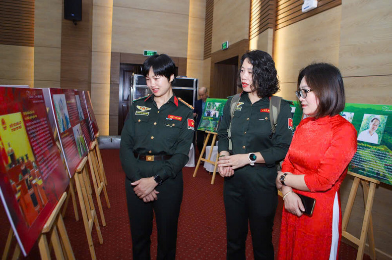 与会代表参观“新时代的妇女与性别平等”主题展区。（图片来源：phunuvietnam.vn）