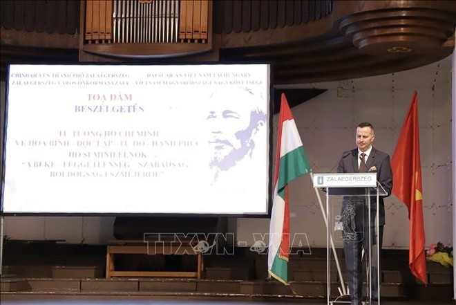 佐洛埃格塞格市市长巴拉伊茨·佐尔坦发表讲话。(图片来源:越通社) 佐洛埃格塞格市市长巴拉伊茨·佐尔坦发表讲话。(图片来源:越通社)