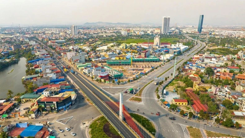 连接海防与河内及北部各省的运输线路上的重点交通枢纽。(谭清 摄) 连接海防与河内及北部各省的运输线路上的重点交通枢纽。(谭清 摄)