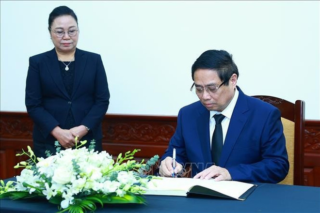 范明正总理在吊唁簿上题词。(图片来源:越通社) 范明正总理在吊唁簿上题词。(图片来源:越通社)