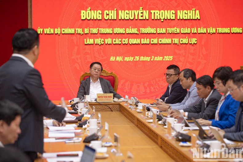 越共中央宣教与民运部部长阮重义聆听与会代表提出的意见。