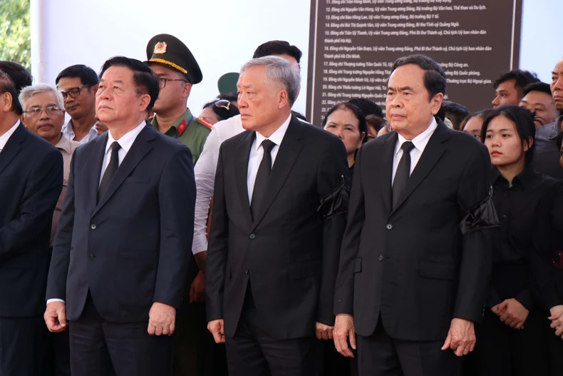 党、国家和国会领导人出席安葬仪式。 党、国家和国会领导人出席安葬仪式。