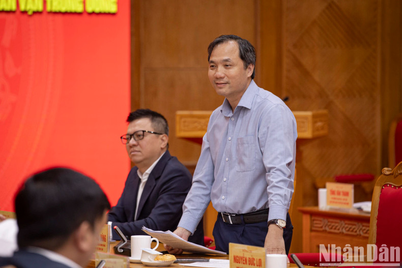 越共中央委员、《共产杂志》总编辑黄忠勇在会上致辞。