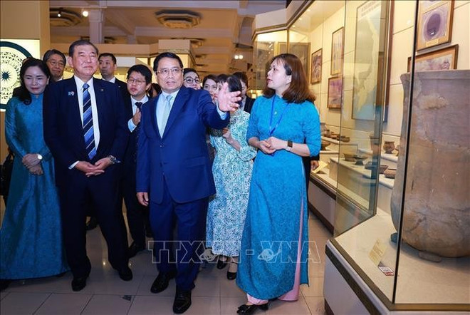越南政府总理范明正夫妇与日本首相石破茂夫妇参观越南国家历史博物馆。(图片来源:越通社) 越南政府总理范明正夫妇与日本首相石破茂夫妇参观越南国家历史博物馆。(图片来源:越通社)
