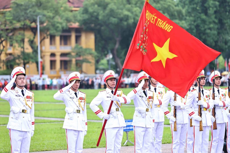 6时整,决胜军旗护卫队执行神圣的升旗仪式的各项礼仪。 6时整,决胜军旗护卫队执行神圣的升旗仪式的各项礼仪。