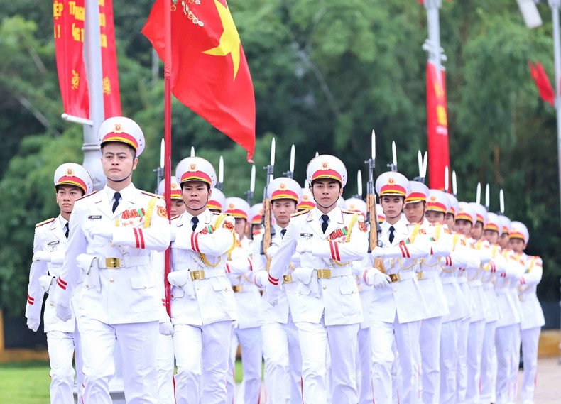 升旗仪式在历史性的巴亭广场庄严而隆重举行,纪念胡志明主席诞辰135周年。 升旗仪式在历史性的巴亭广场庄严而隆重举行,纪念胡志明主席诞辰135周年。