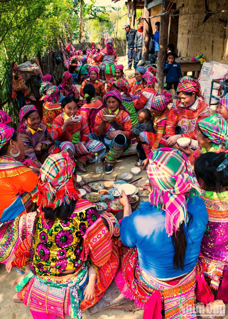 完成大部分房屋的建造,黄氏雄家庭准备一顿饭,请大家聚在一起,享受一顿温馨的饭。 完成大部分房屋的建造,黄氏雄家庭准备一顿饭,请大家聚在一起,享受一顿温馨的饭。