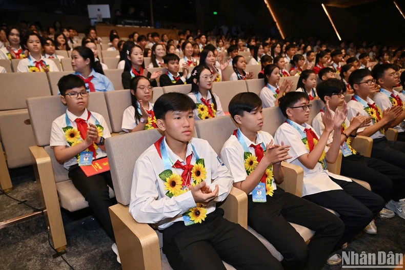 出席表彰大会的优秀少年儿童。 出席表彰大会的优秀少年儿童。