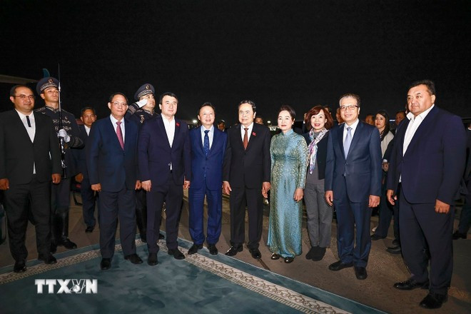 国会主席陈青敏与夫人离开乌兹别克斯坦,乌方在塔什干国际机场举行送行仪式。(图片来源:越通社) 国会主席陈青敏与夫人离开乌兹别克斯坦,乌方在塔什干国际机场举行送行仪式。(图片来源:越通社)