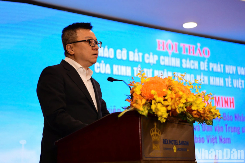 黎国明同志在会上发表讲话。 黎国明同志在会上发表讲话。