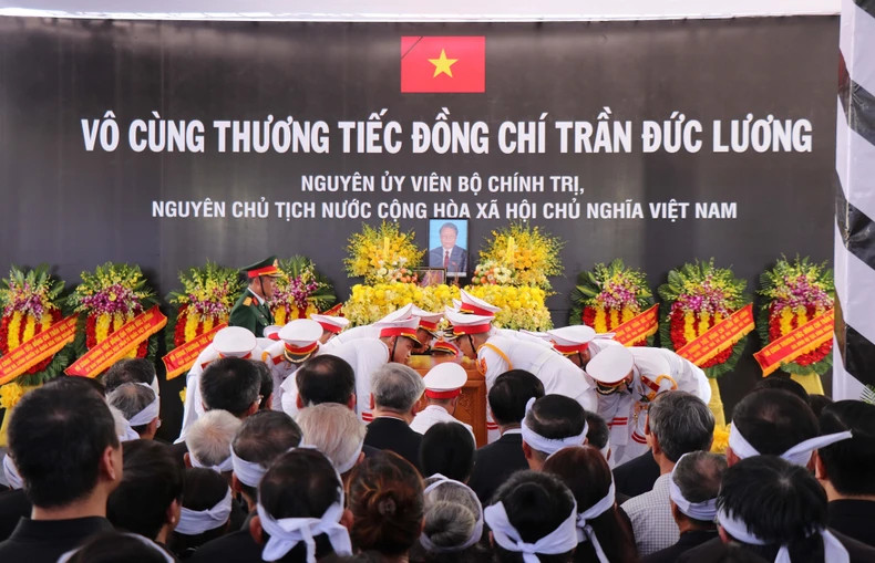 下午15时,治丧委员会举行下葬仪式。 下午15时,治丧委员会举行下葬仪式。