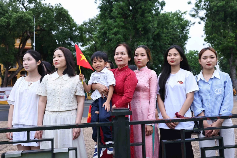 人民在巴亭广场共同见证神圣的升旗仪式。 人民在巴亭广场共同见证神圣的升旗仪式。