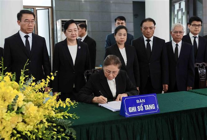 老挝国家副主席巴妮·雅陶都在吊唁簿上留言。(图片来源:越通社) 老挝国家副主席巴妮·雅陶都在吊唁簿上留言。(图片来源:越通社)