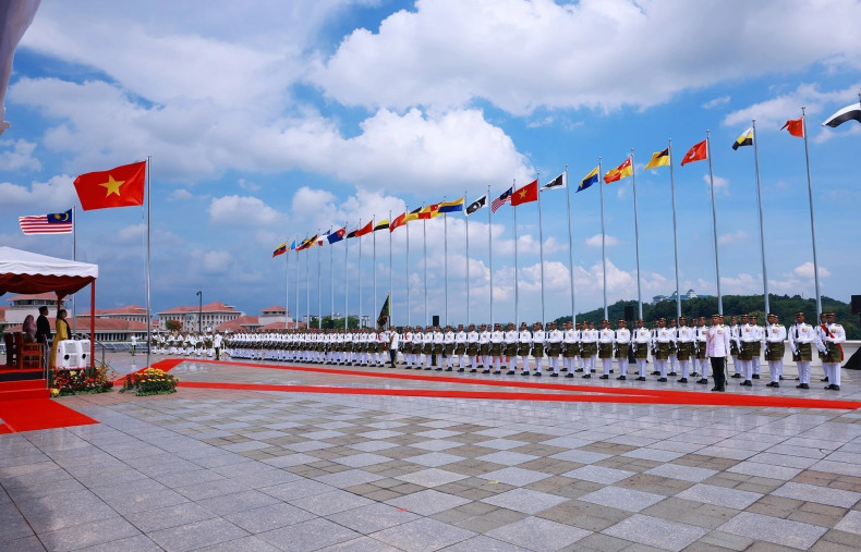 马来西亚总理易卜拉欣主持仪式 欢迎越南政府总理范明正访马。