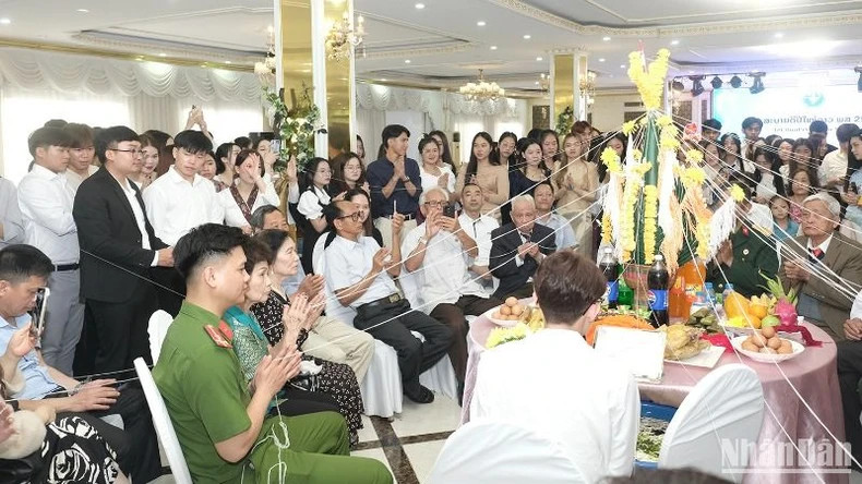 手腕系线仪式、上香祈福和泼水节等是在传统新年中不可或缺的部分。 手腕系线仪式、上香祈福和泼水节等是在传统新年中不可或缺的部分。
