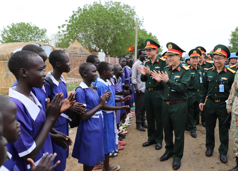 越南维和部队为传播“胡伯伯部队”的美好形象和展现一个热爱和平的民族的形象做出贡献。(图片来源:越南维和局) 越南维和部队为传播“胡伯伯部队”的美好形象和展现一个热爱和平的民族的形象做出贡献。(图片来源:越南维和局)