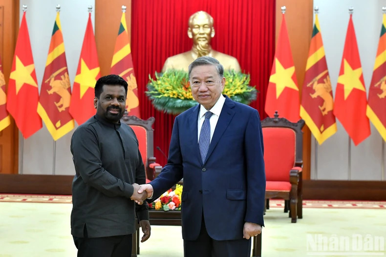 越共中央总书记苏林会见斯里兰卡总统、斯里兰卡人民解放阵线党（JVP）领导人阿努拉·库马拉·迪萨纳亚克。（登科摄）