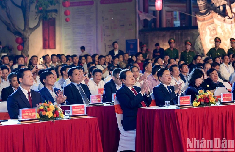 出席仪式的国会主席陈青敏和各位代表。 出席仪式的国会主席陈青敏和各位代表。