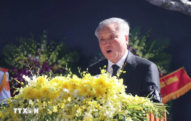 安葬仪式结束后,越共中央政治局委员、政府常务副总理、葬礼组委会主任阮和平致答谢词。 安葬仪式结束后,越共中央政治局委员、政府常务副总理、葬礼组委会主任阮和平致答谢词。