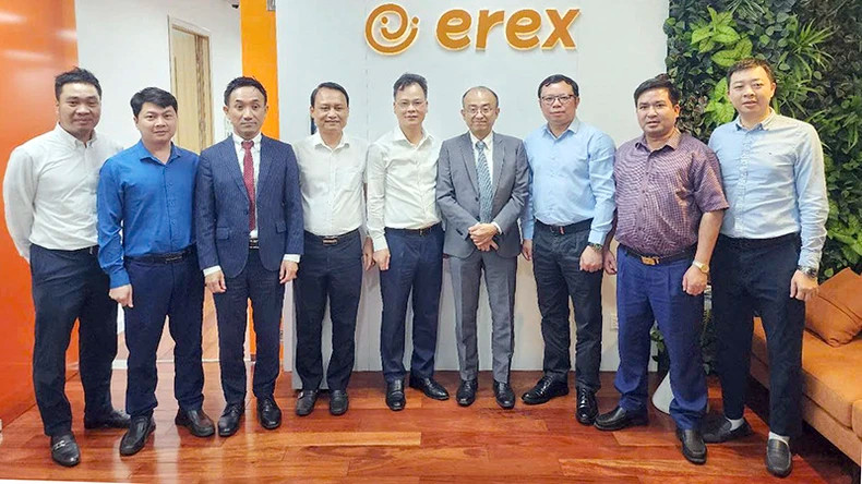 老街省人民委员会工作代表团与日本Erex股份公司领导合影。 老街省人民委员会工作代表团与日本Erex股份公司领导合影。