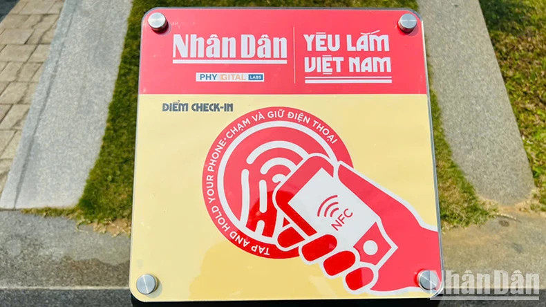 配备 NFC芯片的信息牌的设计以黄红双色为主导色彩，灵感来自越南国旗，无需电源即可自动运行。