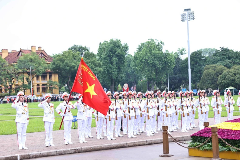 升旗仪式在历史性的巴亭广场举行,纪念胡志明主席诞辰135周年。 升旗仪式在历史性的巴亭广场举行,纪念胡志明主席诞辰135周年。