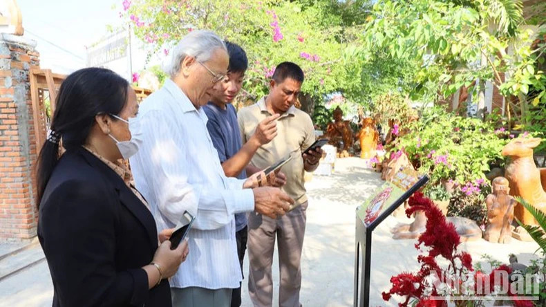 《人民报》的“深爱越南”项目不仅帮助游客在探索和了解宁顺省的历史文化时获得独特的体验,还促进各地之间旅游业的发展,符合当前数字时代发展。 《人民报》的“深爱越南”项目不仅帮助游客在探索和了解宁顺省的历史文化时获得独特的体验,还促进各地之间旅游业的发展,符合当前数字时代发展。