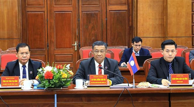 老挝国会副主席苏冯·良本米上将(左二)。(图片来源:越通社) 老挝国会副主席苏冯·良本米上将(左二)。(图片来源:越通社)