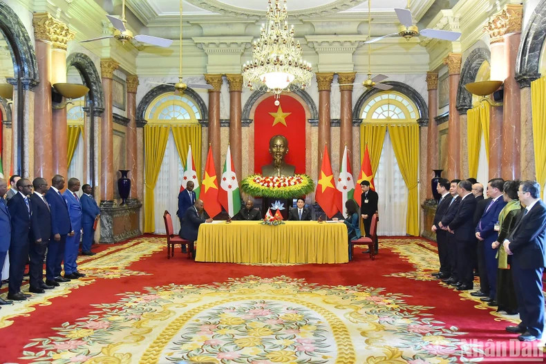 越南国家主席梁强和布隆迪总统埃恩达伊施米耶见证越南政府和布隆迪政府合作框架协议签字仪式。（水源 摄）