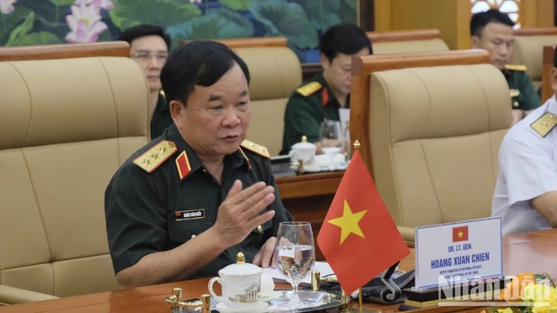 越共中央委员、中央军委常务委员、国防部副部长黄春战上将在会上致辞。 越共中央委员、中央军委常务委员、国防部副部长黄春战上将在会上致辞。