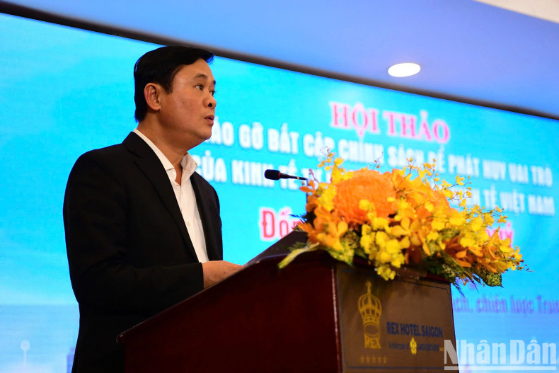 越共中央委员、中央政策和战略部常务副部长蔡青贵在研讨会上发表指导性意见。 越共中央委员、中央政策和战略部常务副部长蔡青贵在研讨会上发表指导性意见。