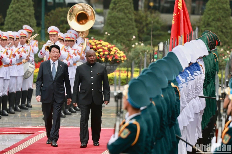 国家主席梁强和布隆迪总统恩达伊施米耶检阅越南人民军仪仗队。（水源 摄）