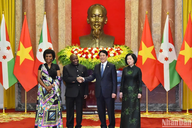 越南国家主席梁强及夫人和布隆迪总统恩达伊施米耶及夫人在欢迎仪式结束后合影。（水源 摄）