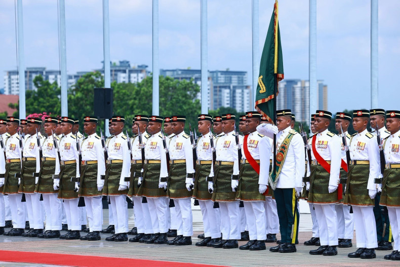 范明正总理检阅仪仗队。