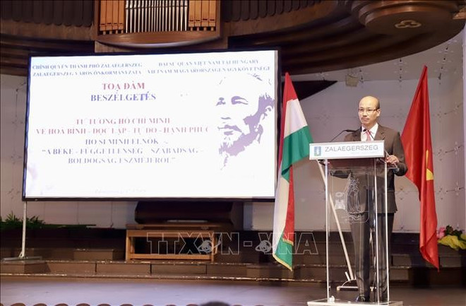 越南驻匈牙利大使裴黎泰发表讲话。(图片来源:越通社) 越南驻匈牙利大使裴黎泰发表讲话。(图片来源:越通社)