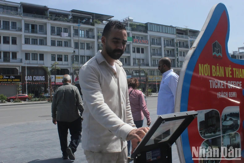 游客能使用智能手机与配备NFC芯片的信息牌进行交互，进而方便浏览“深爱越南”网址。