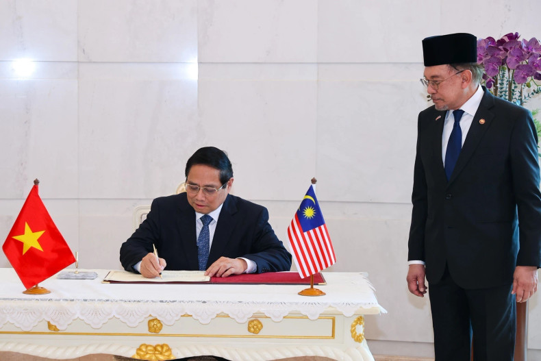 范明正总理在马来西亚总理府的留言簿上签名。