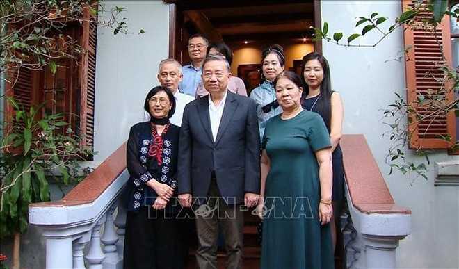 苏林总书记与文进勇大将家属合影。（图片来源：越通社）