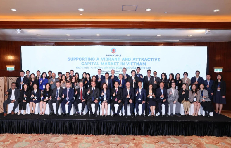 与会代表合影(隆恩 摄) 与会代表合影(隆恩 摄)