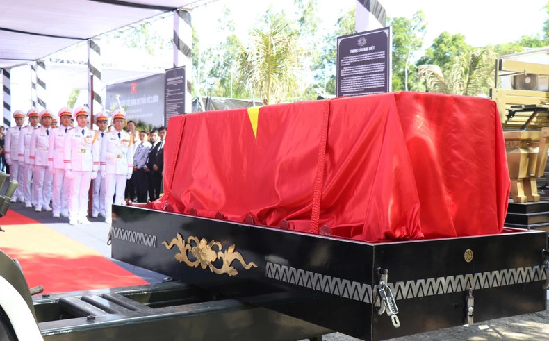 原国家主席陈德良的灵柩被护送至普庆乡公墓安葬。 原国家主席陈德良的灵柩被护送至普庆乡公墓安葬。